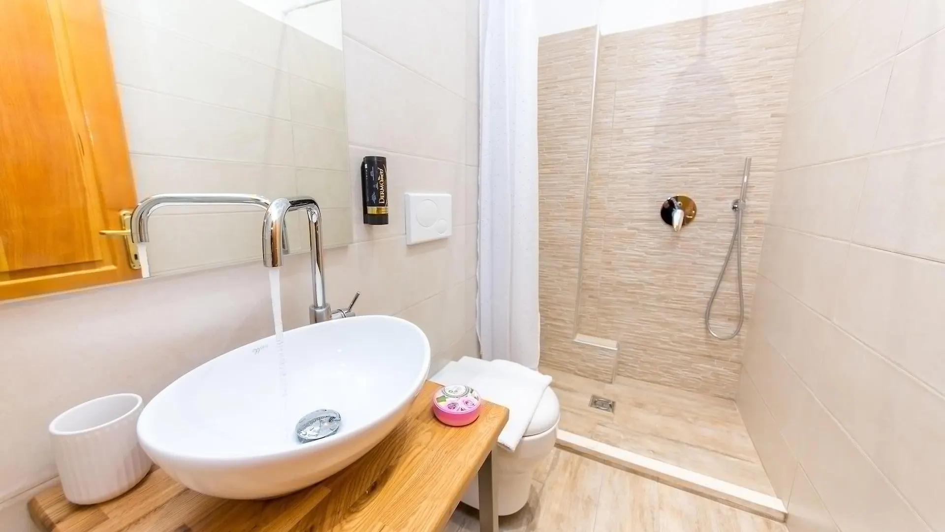 Hotel Baron Tirana 3*,  Albania