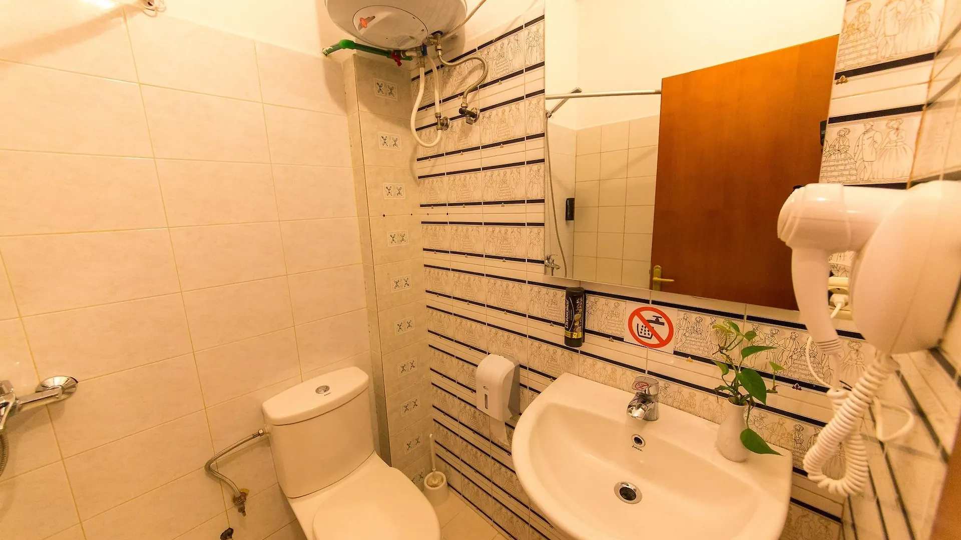 Hotel Baron Tirana 3*,