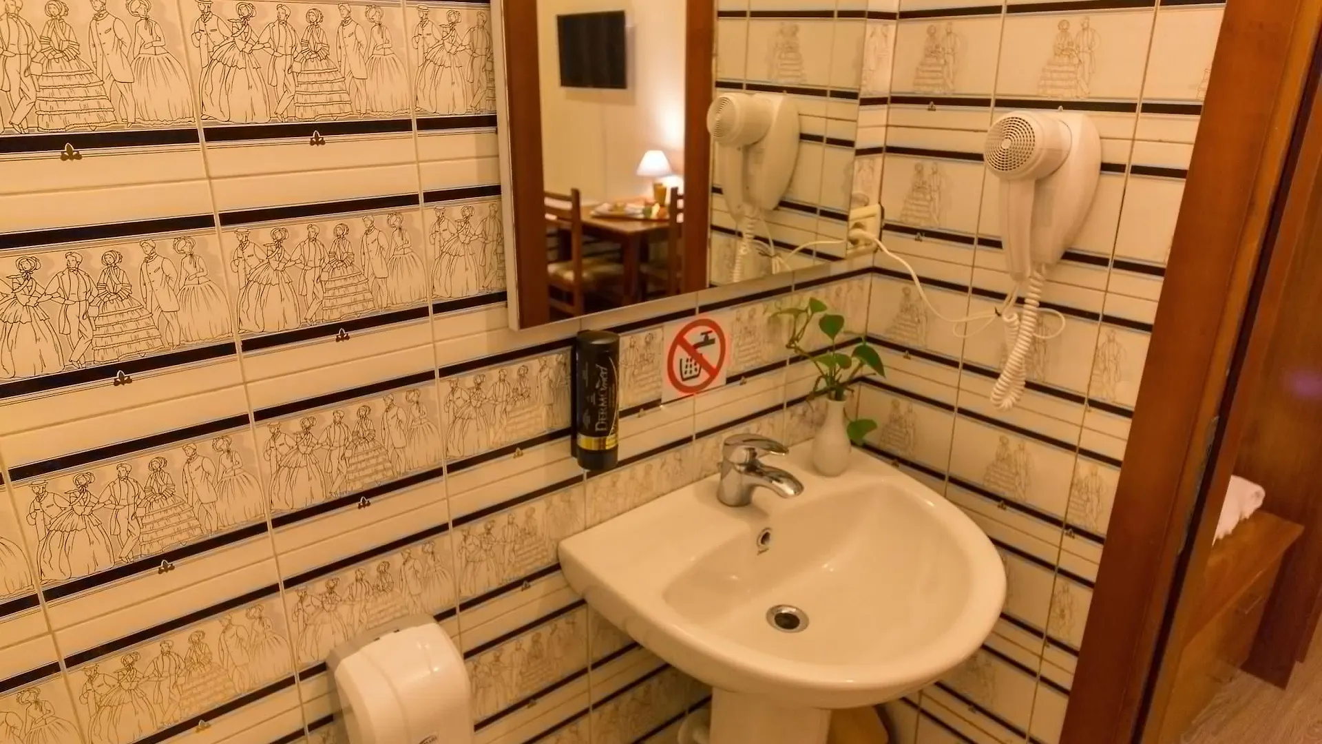 Hotel Baron Tirana 3*,