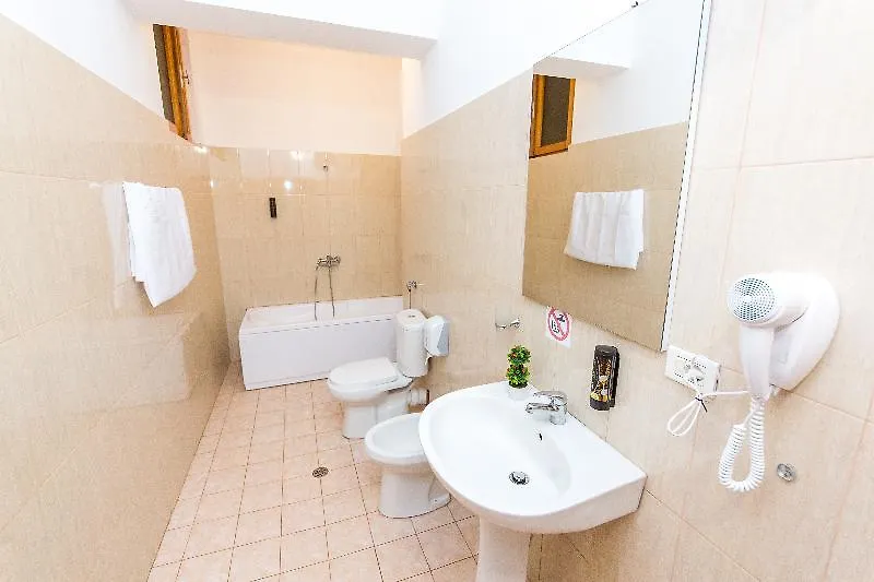 Hotel Baron Tirana 3*,